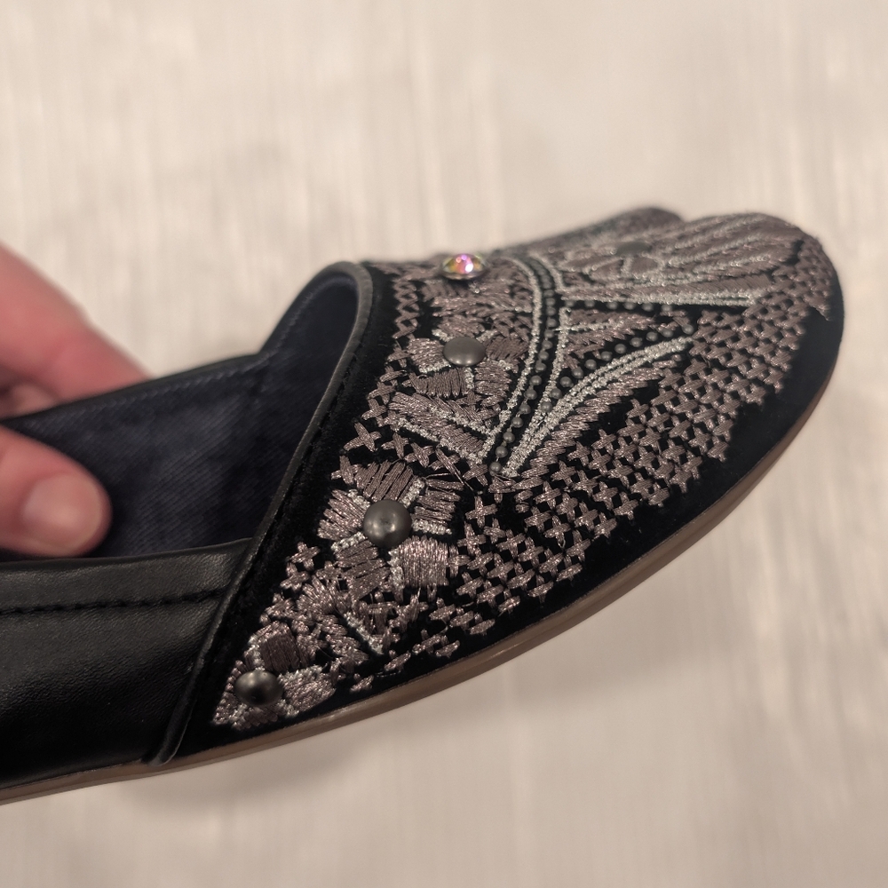 LATIGO Genvieve Women's Embroidered Jeweled Black Leather Flats Size 8.5 - Picture 9 of 11